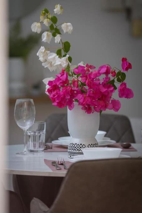 Pame Rentals - Cozy Glyfada Stay With Free Parking Афины Экстерьер фото
